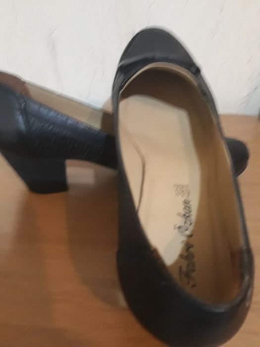 Нови естествена кожа обувки