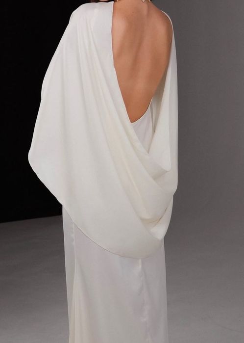 Необычное платье с открытой спинкой