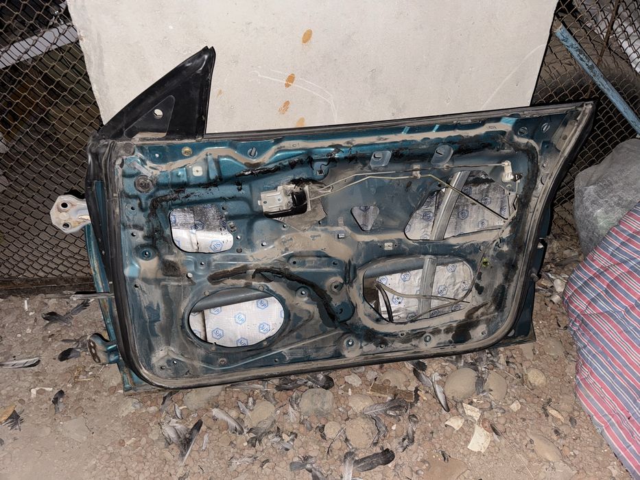 Продам дверь на mazda 323f BA