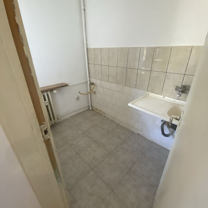 Vand Urgent Garsoniera etaj 2 Tineretului Pitesti pret 45.000€