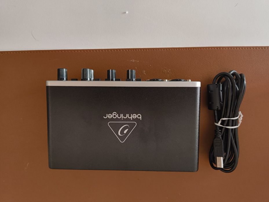 Аудио интерфейс Behringer UMC204HD