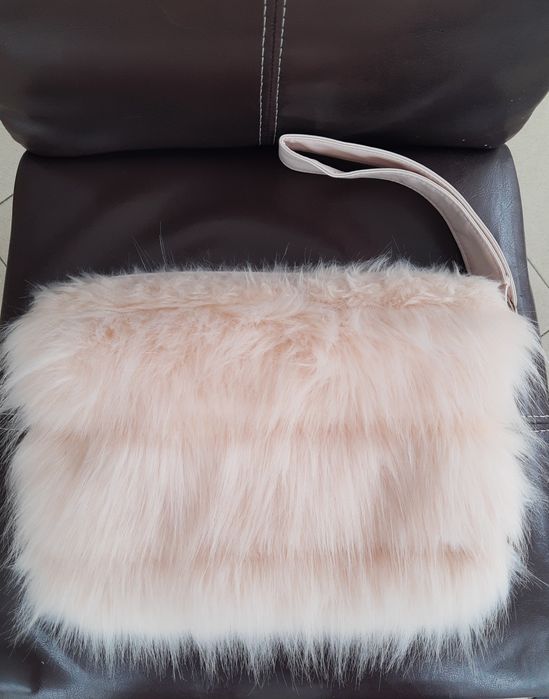 Дамска (ръчна) чантичка Guess