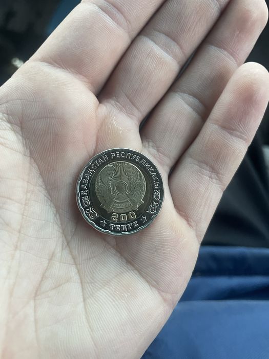 Продам монету 200тг