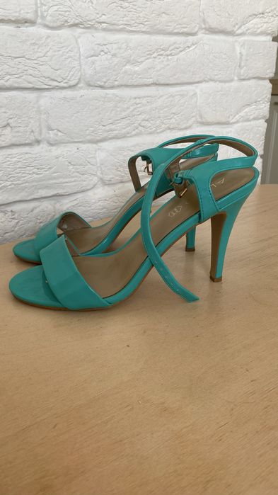 Продаю босоножки