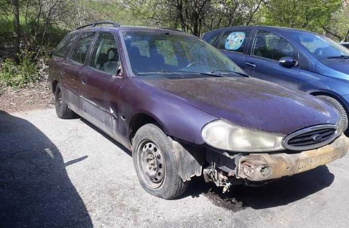 Само сниманите части форд Мондео , не цялата кола