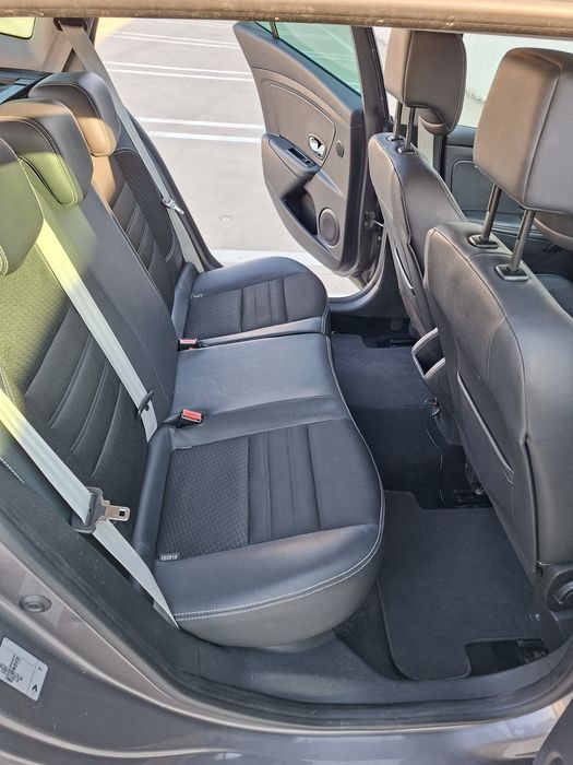 Se vinde autoturism