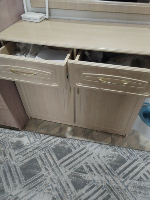 Продам  прихожий комод с зеркалам