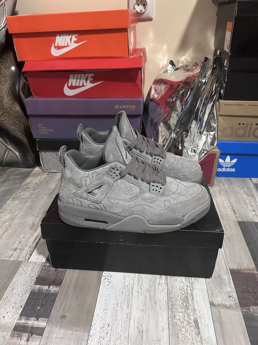 Jordan 4 Kaws "Grey"