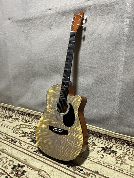 Yaxshi Akustik Gitara sotiladi