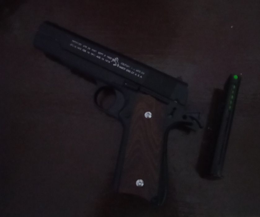 Продам игрушечный пистолет