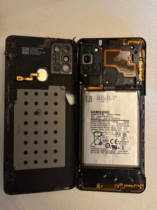 Vand doua telefoane: unul pentru piese si unul utilizat dar functional