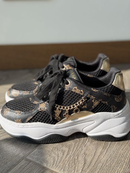 Продам GUESS кроссовки женские