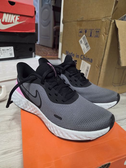 Продам кроссовки Nike