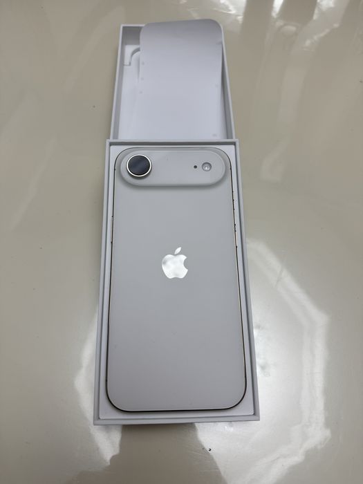 Продаю Айфон 17 эйр