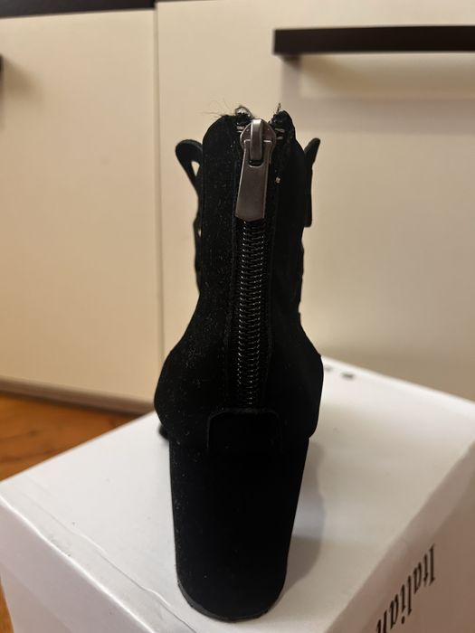 Черни сандали на ток