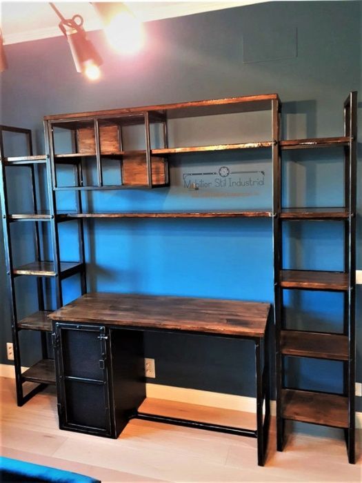 Birou stil industrial cu usa plasa si soldati cu polite lemn