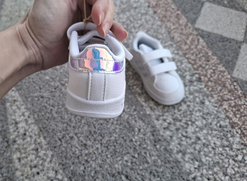 Чисто нови маратонки на Адидас, 22 номер