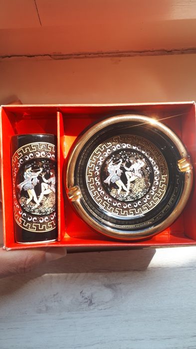 Scrumierã decoratã cu 24 k aur 150 ron