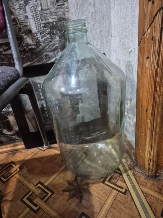Продам стеклянный бутыль