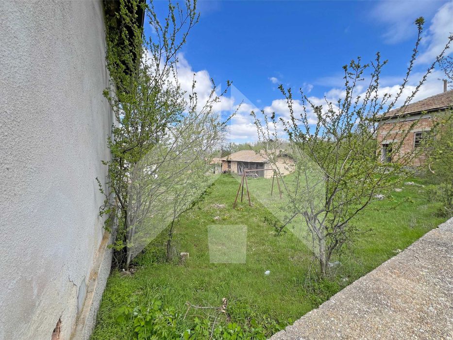 Продава търговски (промишлен) обект - магазин в с. Сечище (обл. Шумен)