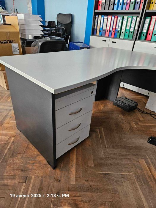 луксозно офис бюро 160х160 с контейнер в добро състояние