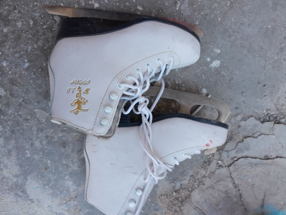 Коньки продаються