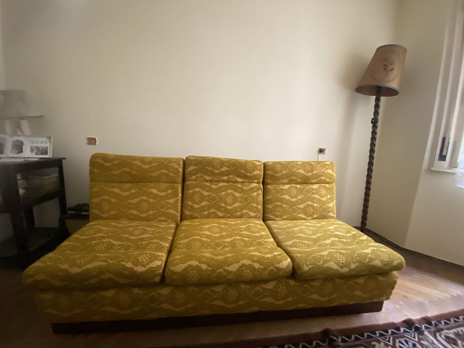 Set mobilier living vintage complet: canapea, fotolii, biblioteca si masuta - stare foarte buna.