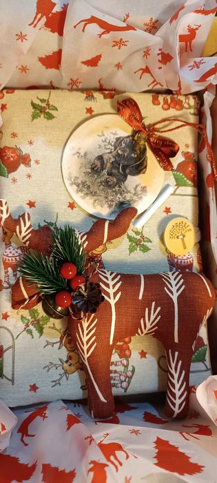 Коледна кутия с ръчно изработени подаръци