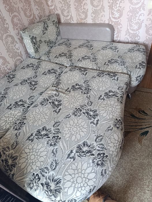 Продам диван, старый
