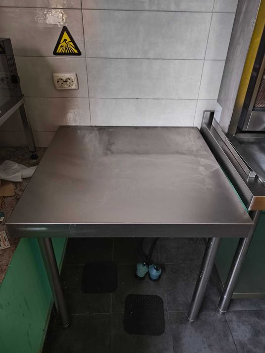 Професионална маса - 80/80/85см.