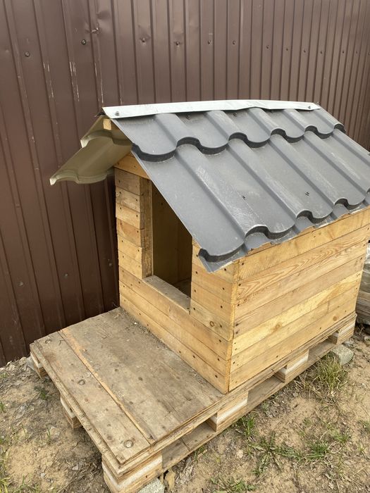 Почти новая будка для собак