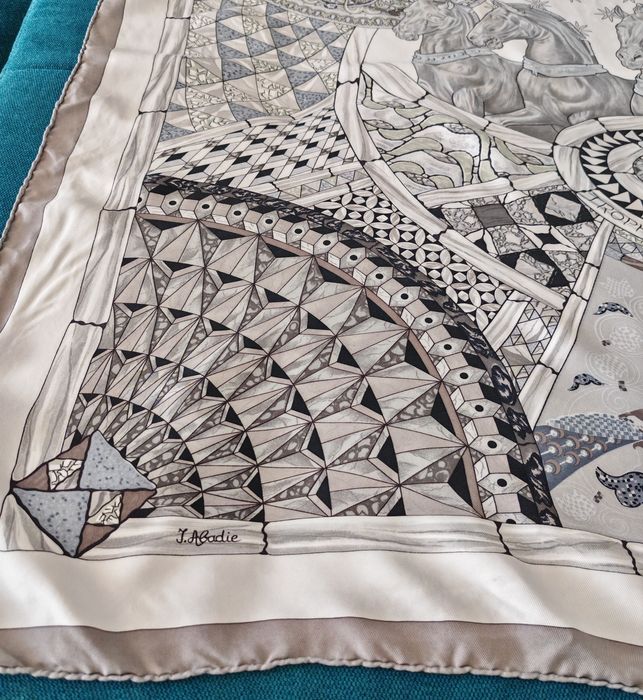 Vând eșarfă Hermès autentică serie de colecție