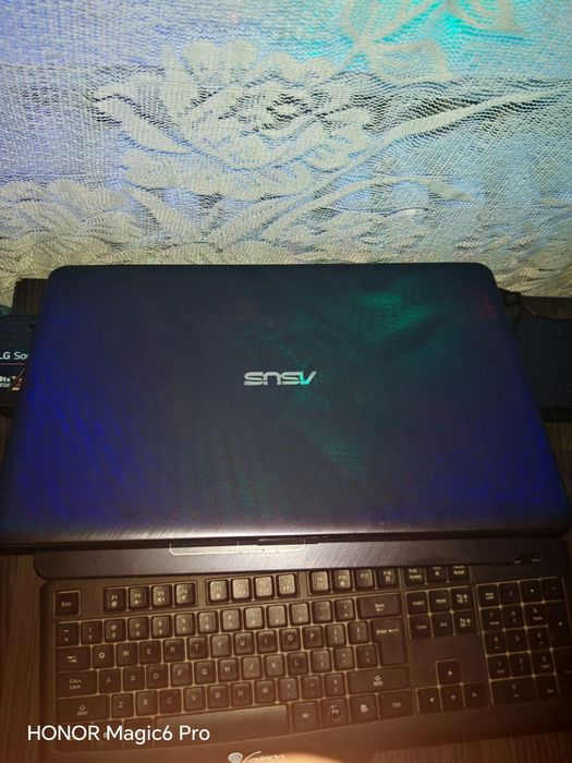 Laptop Asus stare perfectă, încărcător original,bateria ține lejer 4H.