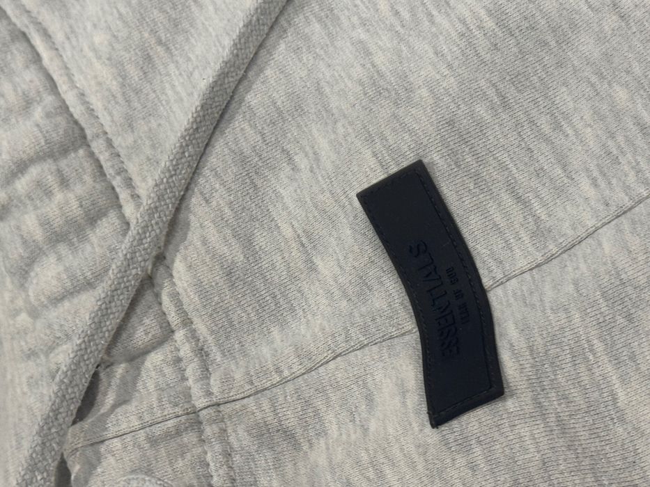 Екип на essentials сив