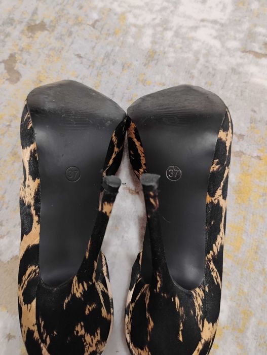 Vând pantofi stileto