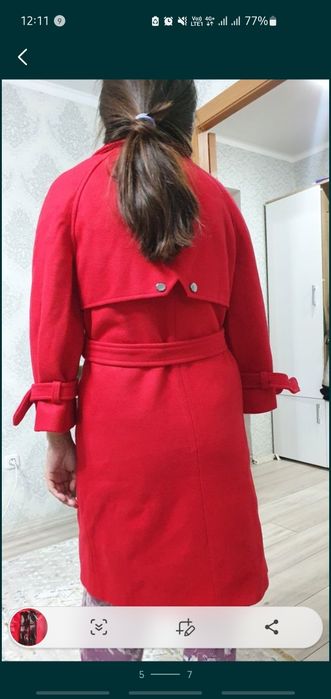 Демисезонное пальто, перчатки в подарок