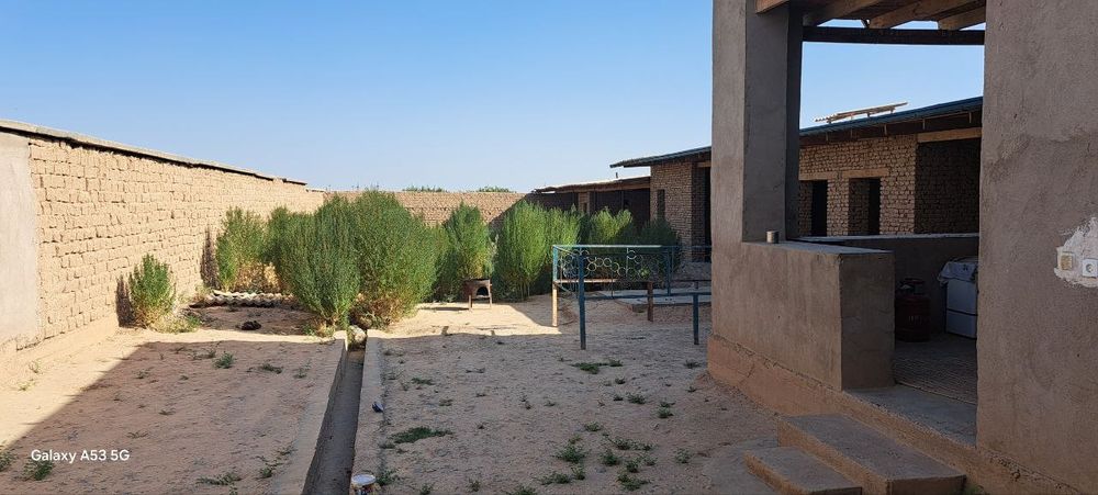 Uy sotiladi 8 sotx 2 xonali uyi bor