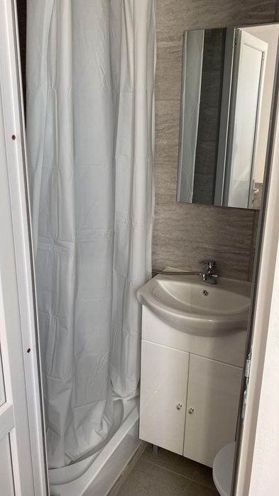 Închiriez garsoniera