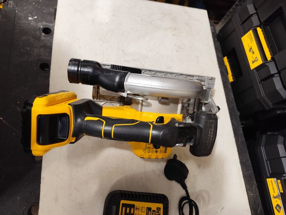 Като НОВ  безчетков ръчен циркуляр Девалт DeWALT DCS565 комплект