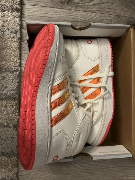 Vând adidași adidas