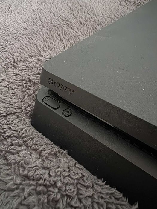 PlayStation 4 + DualShock 4 Controller