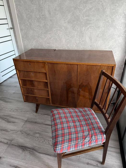 Продам кресло, кровать, стол, комод