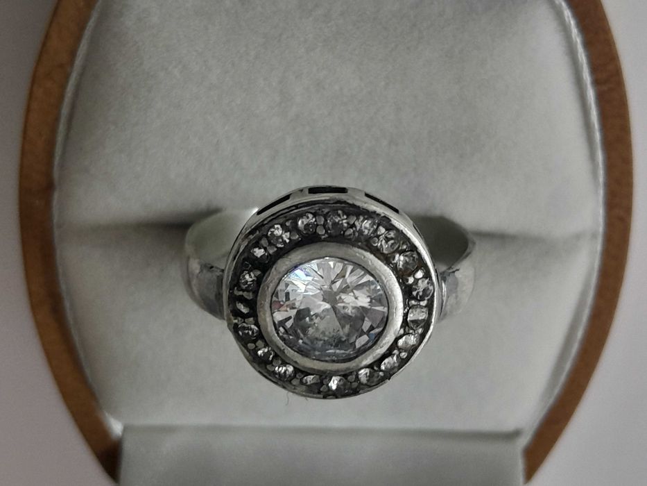 Inel vechi argint 925 marcat - piatră centrală/anturaj safire albe