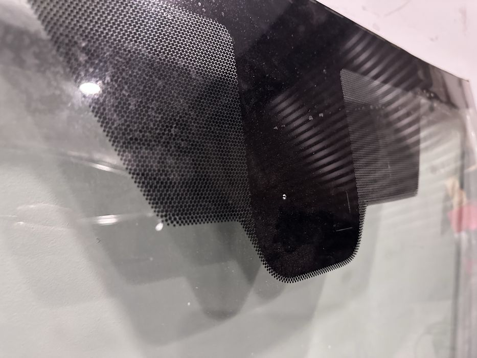 Предно стъкло за Тойота Авенсис Т27 2010г.