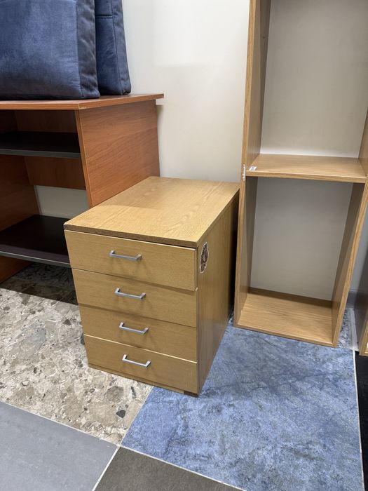 Продам тумбочку