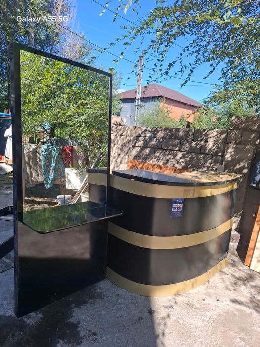 Стол и зеркола вместе