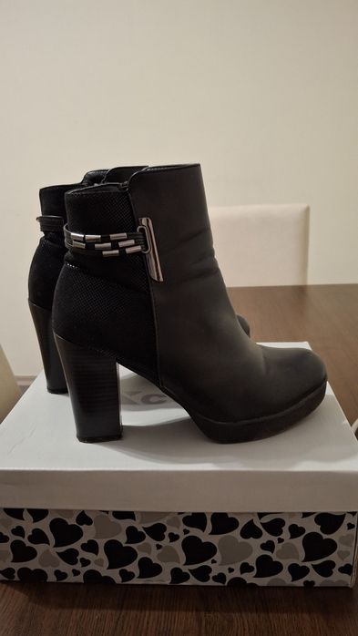 Дамски официални обувки на висок дебел ток 36 номер, но стават за 37