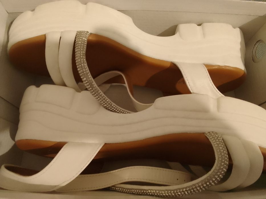 Sandale de purtat cu ocazie