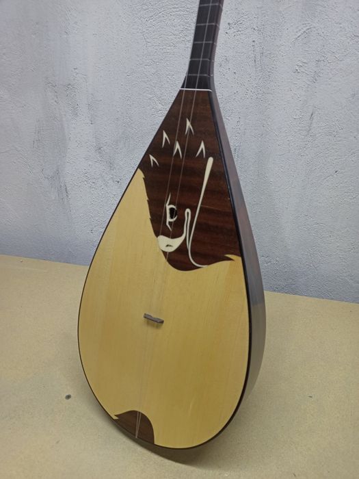 Шебердің қолынан шыққан кәсіби домбыра