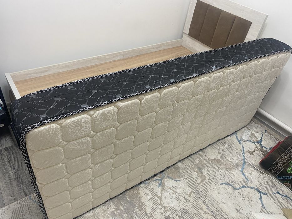 Продам кровать с ортопедическим матрасом